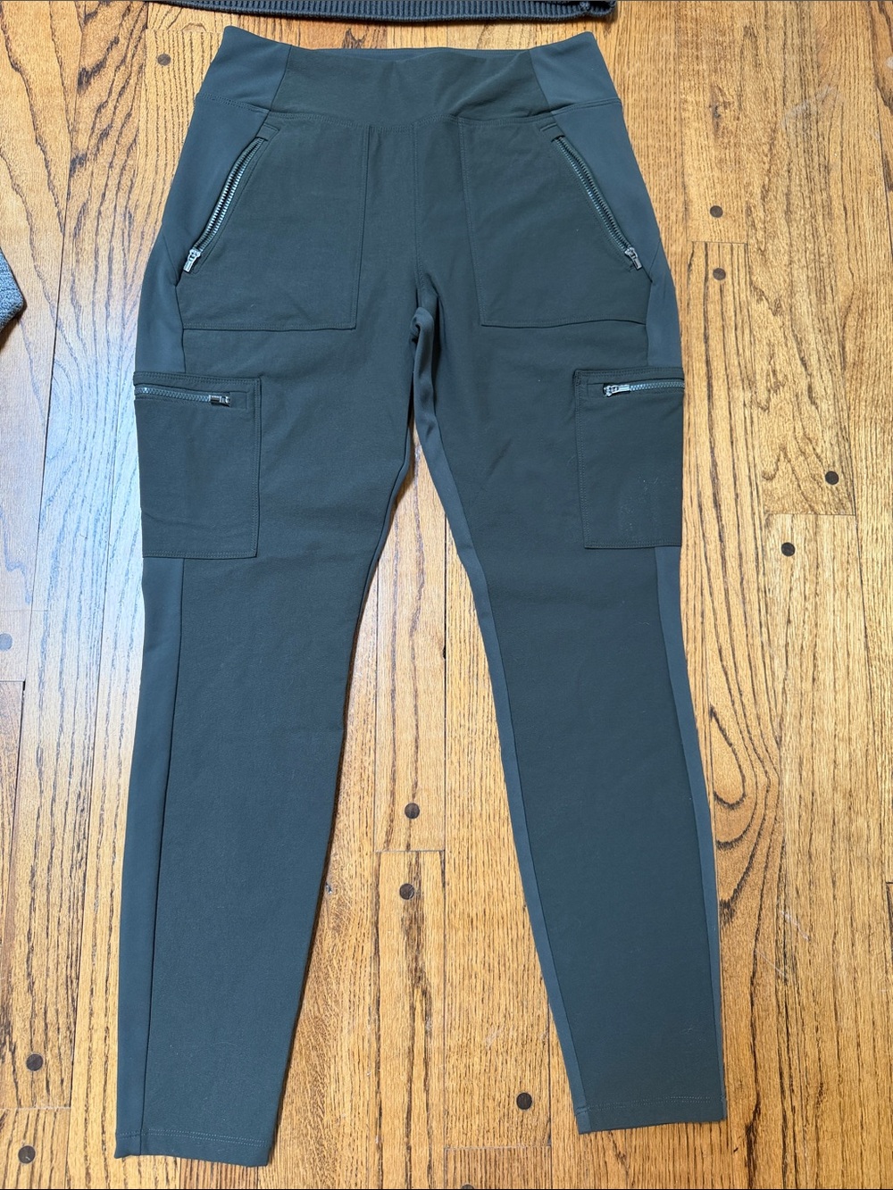 Athleta sz 10 Olive Cargo Performance Pants zip pkts travel hiking fitted mixed